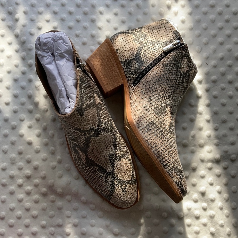 NIB Vince Camuto arendara snake boots 11